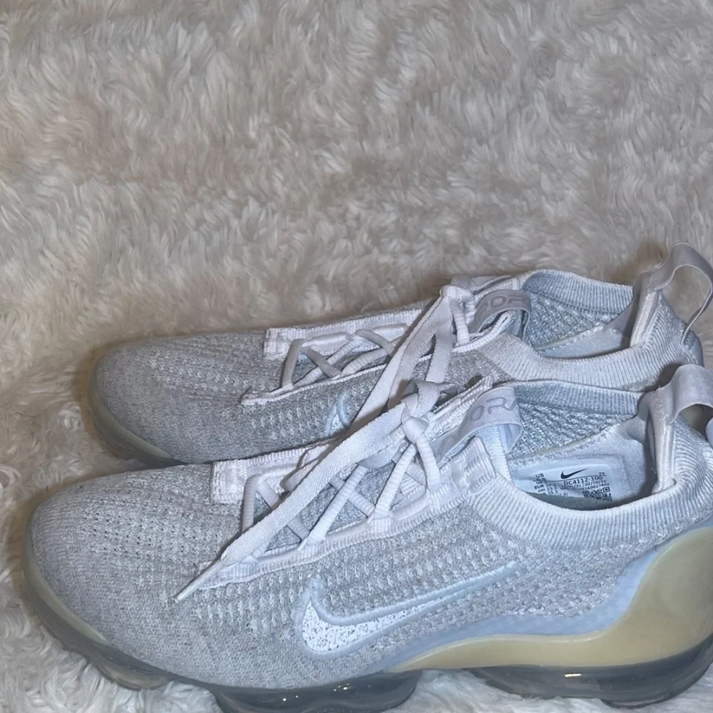 NIKEWhite & Grey Flyknit Air Vapormax 2021 Sneakers size 6.5